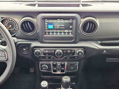 Used 2023 Jeep Gladiator Sport AWD/4WD image 16