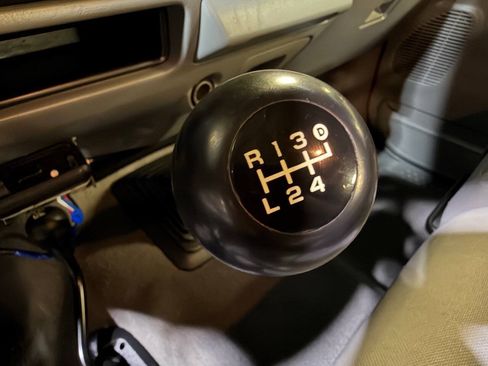 Used 2005 Ford F250 XLT AWD/4WD image 2