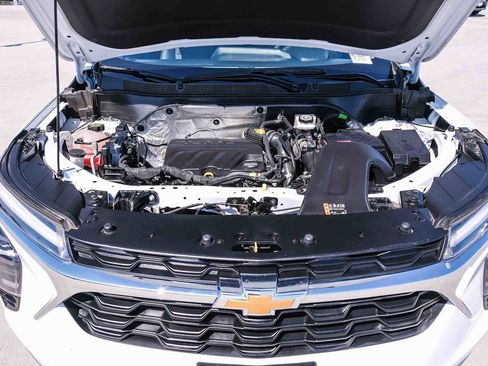 Used 2025 Chevrolet Trax LT FWD image 29