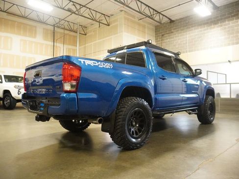 Used 2016 Toyota Tacoma TRD Sport image 4