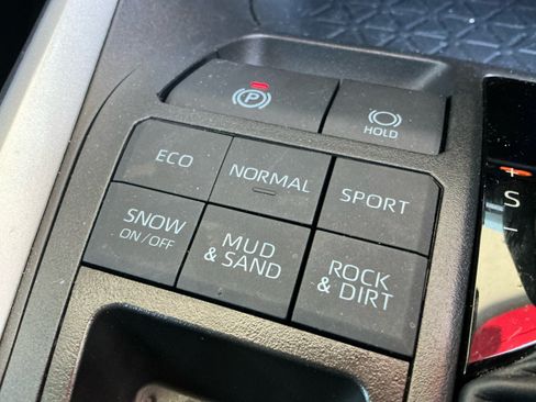 Certified 2025 Toyota RAV4 LE AWD/4WD image 31