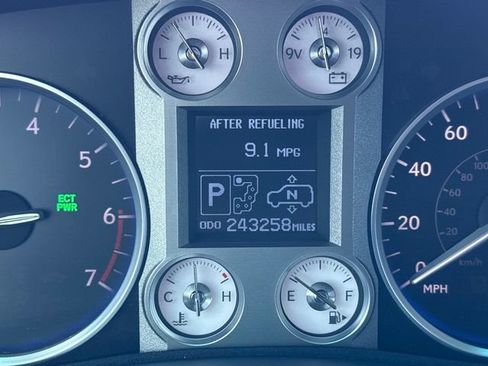 Used 2011 Lexus LX 570 4WD w/ Luxury Pkg image 20