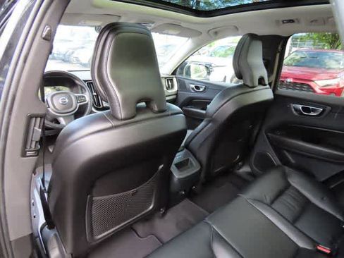 Used 2019 Volvo XC60 T5 Momentum w/ Multimedia Package AWD/4WD image 13