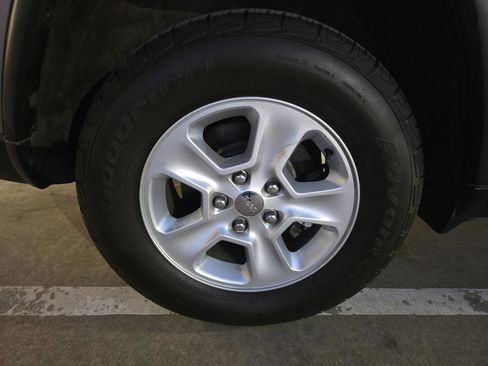 Used 2017 Jeep Grand Cherokee Laredo w/ Quick Order Package 2BE image 30