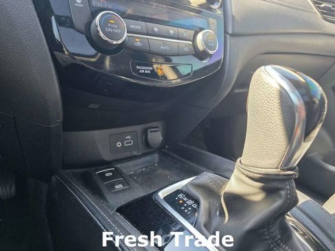 Used 2019 Nissan Rogue SL w/ Premium Package image 16