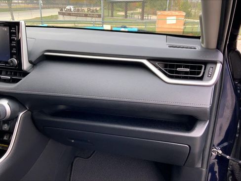 Used 2021 Toyota RAV4 XLE Premium image 17