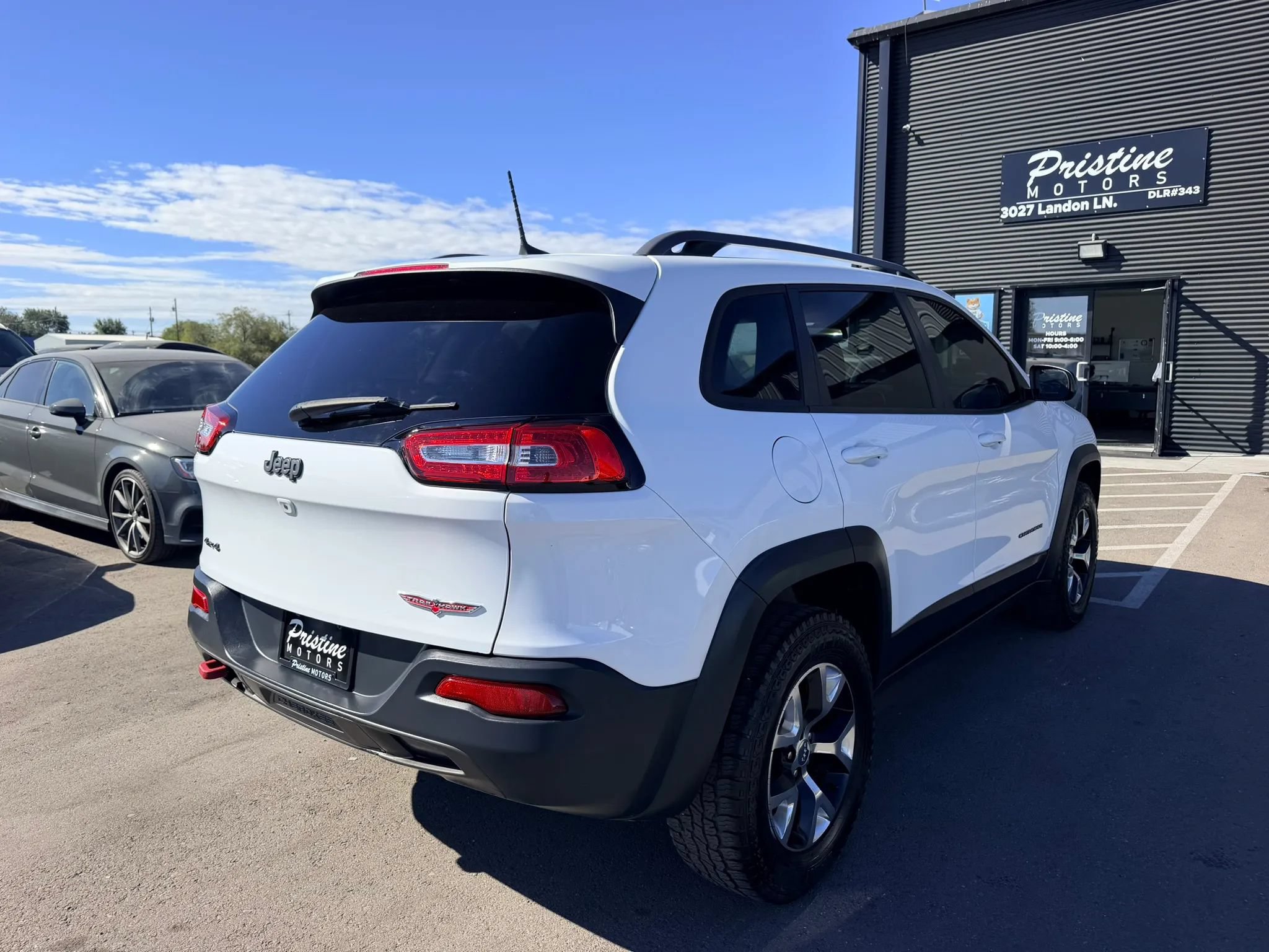 Used 2016 Jeep Cherokee Trailhawk AWD/4WD image 4