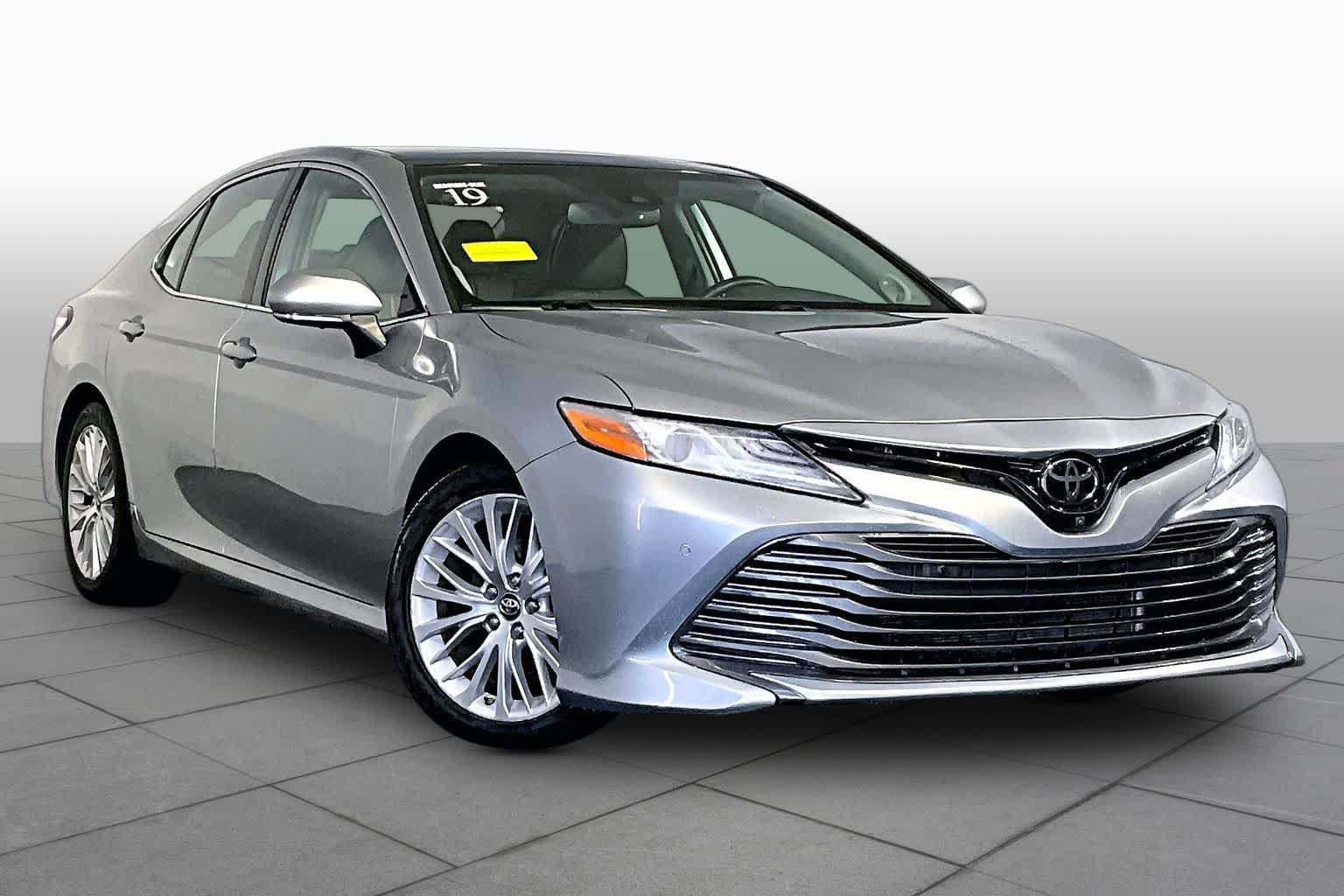 Used 2019 Toyota Camry XLE w/ Driver Assist Package FWD image 3