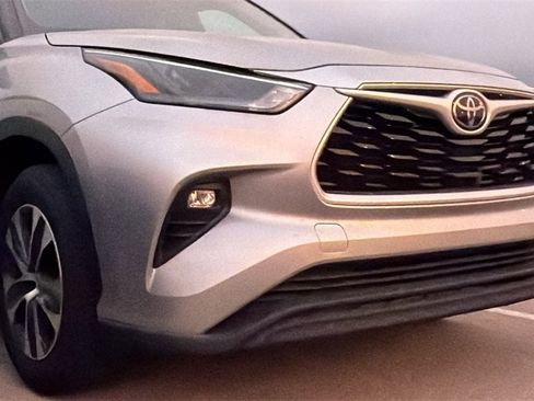 Used 2023 Toyota Highlander XLE image 12