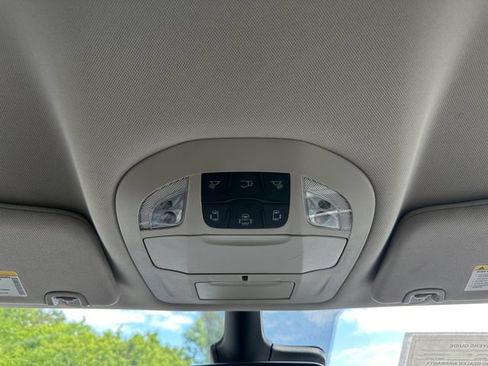 Used 2024 Chrysler Pacifica Limited FWD image 28