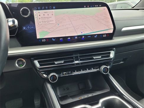 Used 2025 Chevrolet Traverse LT image 28