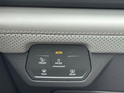 Certified 2025 Volkswagen Atlas Peak Edition SE AWD/4WD image 18