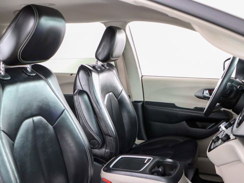 Used 2023 Chrysler Pacifica Touring-L image 27