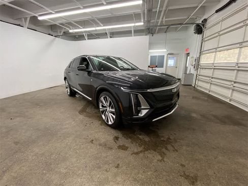 Certified 2024 Cadillac Lyriq Luxury w/ LPO, Floor Liner Package image 8