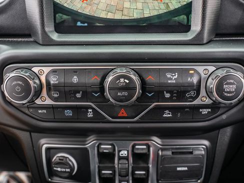 Used 2023 Jeep Wrangler Unlimited Sahara w/ Cold Weather Group AWD/4WD image 27
