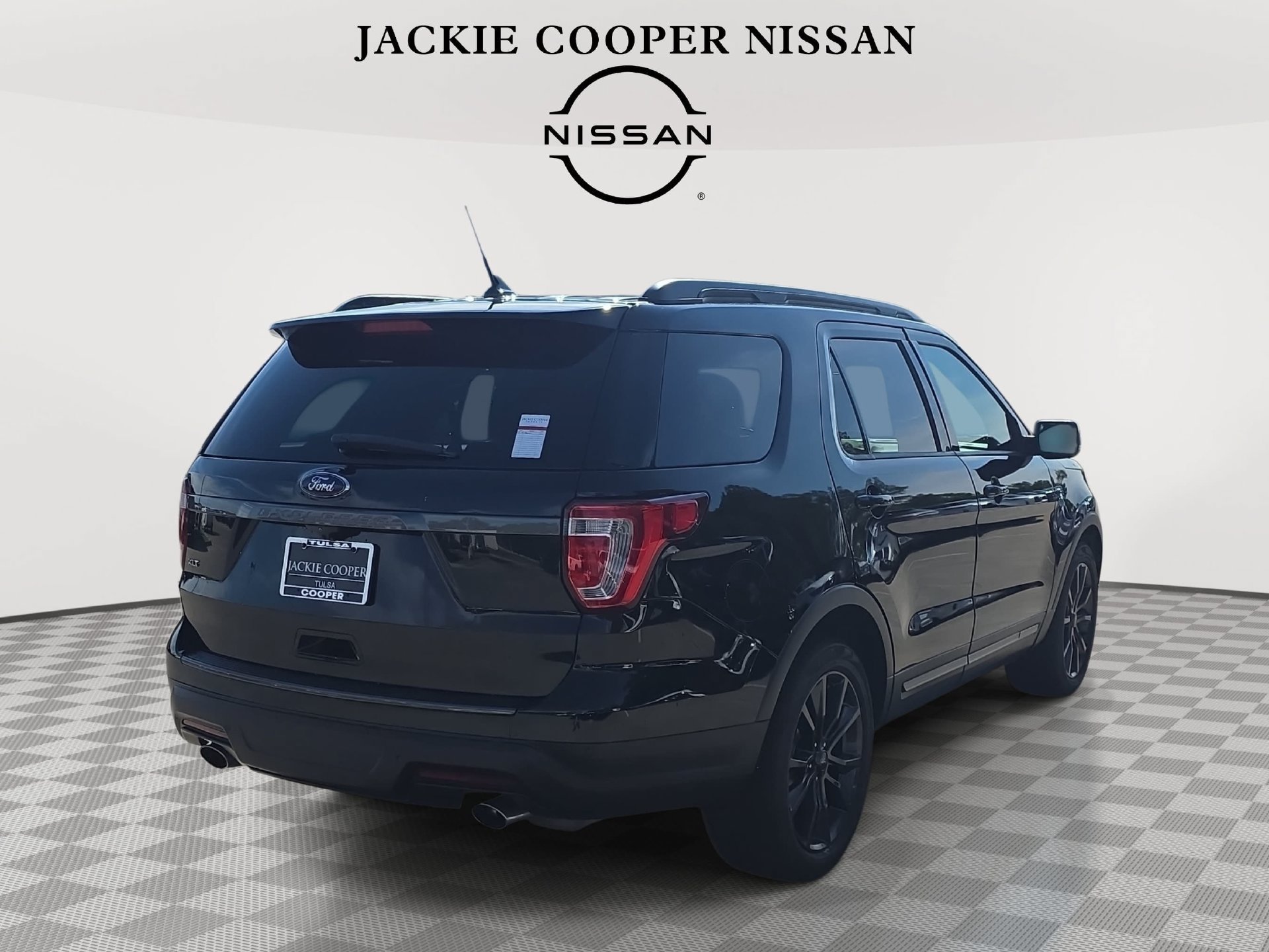 Used 2019 Ford Explorer XLT w/ Equipment Group 202A FWD image 5