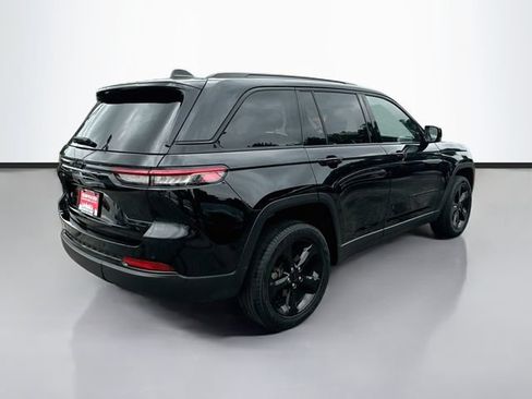 Used 2023 Jeep Grand Cherokee Limited w/ Black Appearance Package AWD/4WD image 6
