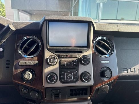 Used 2015 Ford F250 Lariat w/ Lariat Chrome Package AWD/4WD image 9
