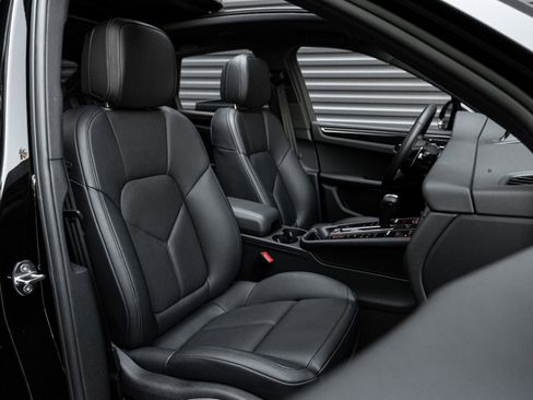 Certified 2025 Porsche Macan image 31