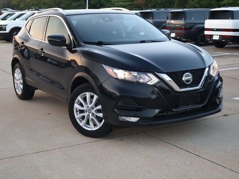 Used 2021 Nissan Rogue Sport SV image 2