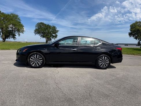 Used 2025 Nissan Altima 2.5 SV FWD image 2