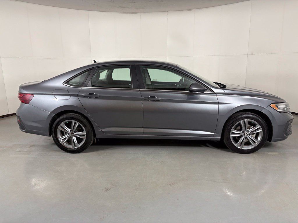 Used 2024 Volkswagen Jetta SE FWD image 9