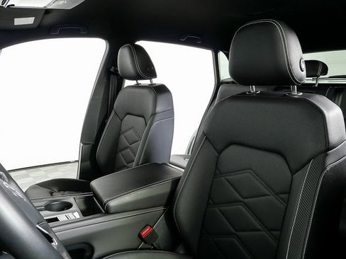 Certified 2025 Volkswagen Atlas Cross Sport SE image 6