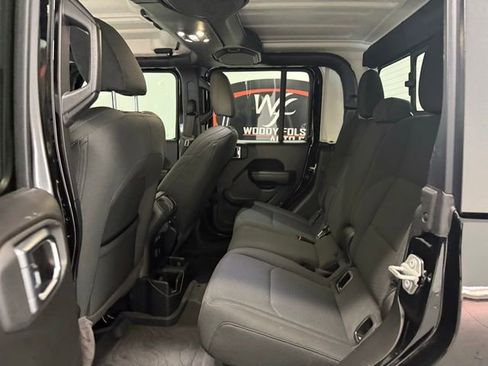 Used 2023 Jeep Gladiator Sport image 15