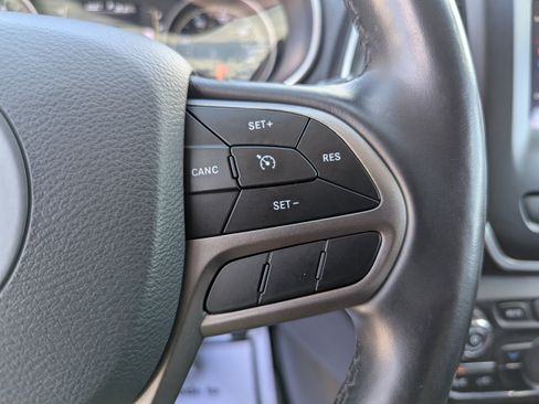 Used 2019 Jeep Cherokee Latitude Plus w/ Cold Weather Group AWD/4WD image 17
