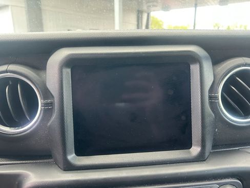 Used 2023 Jeep Wrangler Unlimited Sahara AWD/4WD image 17