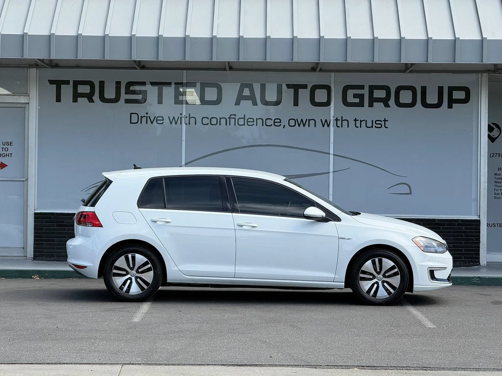 Used 2015 Volkswagen e-Golf SEL Premium FWD image 5