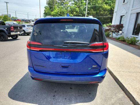 Used 2021 Chrysler Pacifica Touring-L w/ Uconnect Theater Family Group FWD image 4