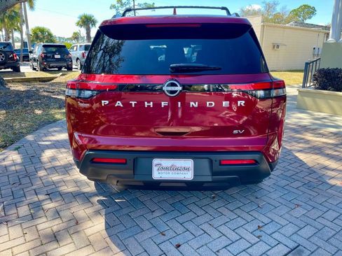 Used 2022 Nissan Pathfinder SV image 4