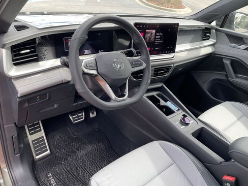 New 2026 Volkswagen Tiguan SE R-Line FWD image 17