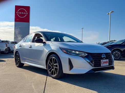 Used 2025 Nissan Sentra SR w/ SR Premium Package image 9