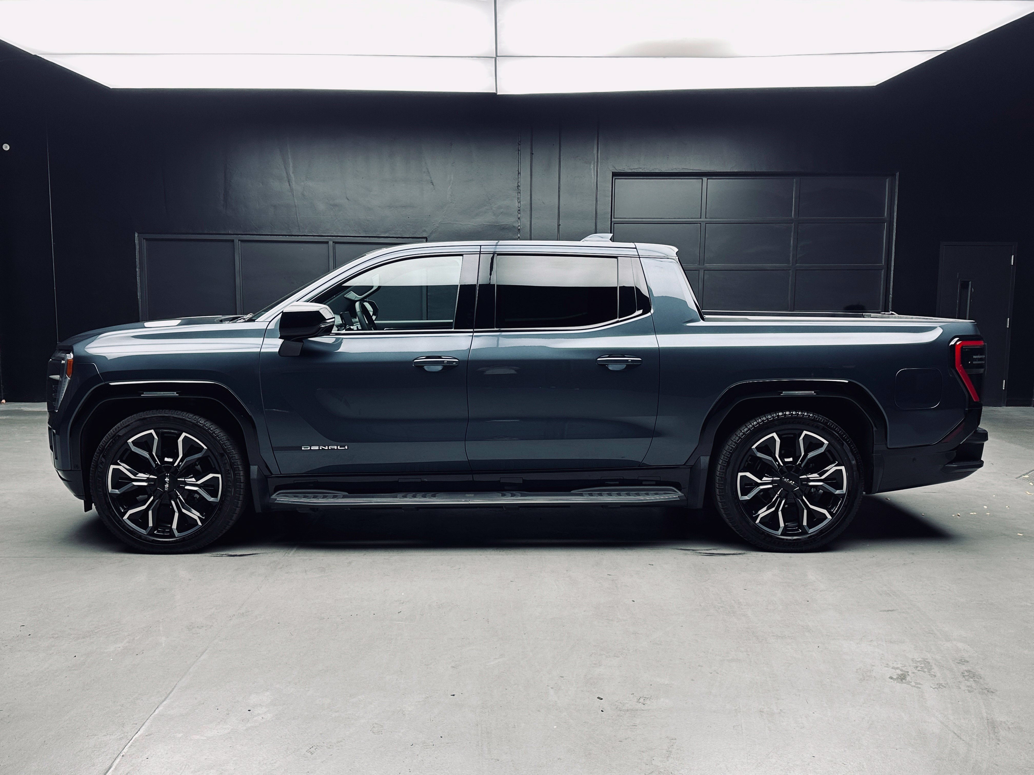 Used 2025 GMC Sierra EV Denali AWD/4WD image 3
