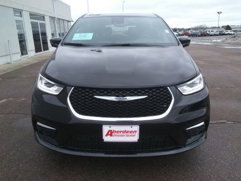 New 2026 Chrysler Pacifica Select image 3