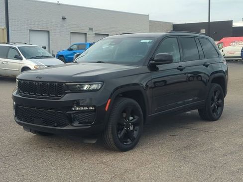 Used 2023 Jeep Grand Cherokee Limited w/ Luxury Tech Group II AWD/4WD image 7