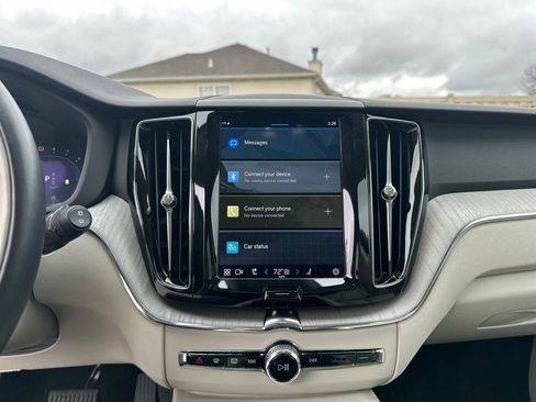 Used 2023 Volvo XC60 B5 Plus image 34