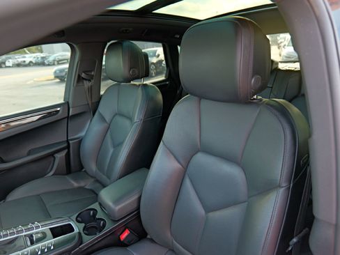 Used 2021 Porsche Macan S image 10