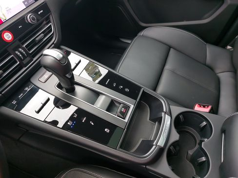 Certified 2026 Porsche Macan S AWD/4WD image 27