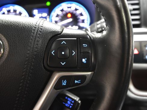 Used 2019 Toyota Highlander XLE AWD/4WD image 17