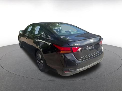 Used 2025 Nissan Altima 2.5 SV FWD image 10