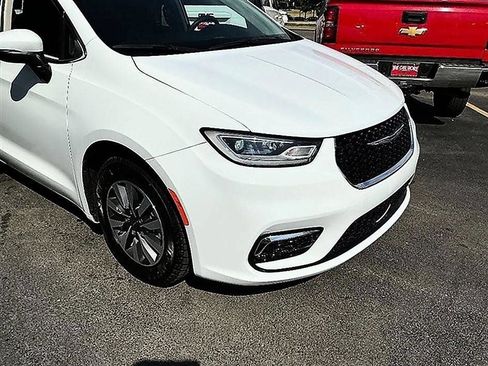 Used 2023 Chrysler Pacifica Touring-L FWD image 13