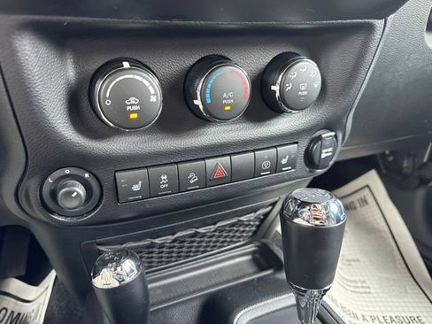 Used 2017 Jeep Wrangler Unlimited Rubicon AWD/4WD image 7