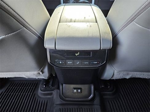 Used 2021 Toyota Highlander XLE image 10