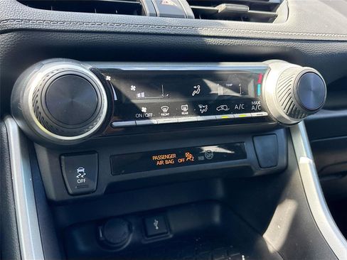 Used 2021 Toyota RAV4 LE image 17