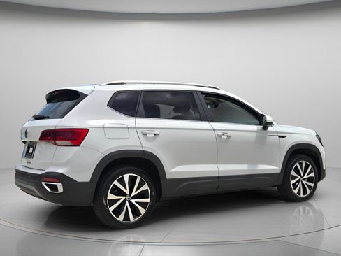 Certified 2023 Volkswagen Taos SE FWD image 6