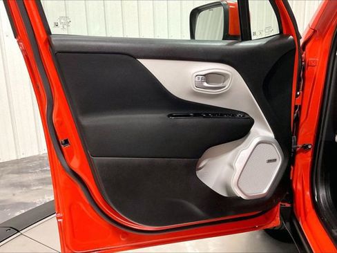 Used 2021 Jeep Renegade Latitude w/ Sun & Sound Group image 23