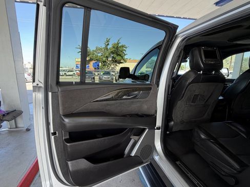Used 2019 Cadillac Escalade ESV Platinum AWD/4WD image 16